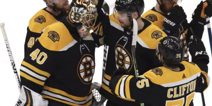Die Boston Bruins beglückwünschen sich zum erfolgreichen Auftakt im Conference-Final gegen die Carolina Hurricanes