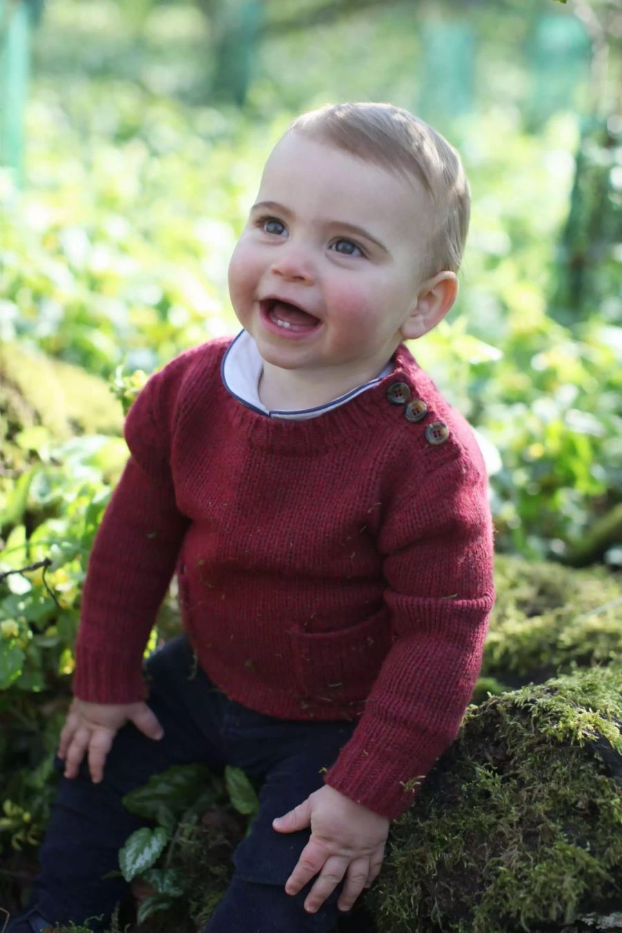 Prinz Louis lacht in die Kamera. Ungewohnt: Der kleine Bub trägt Hosen.