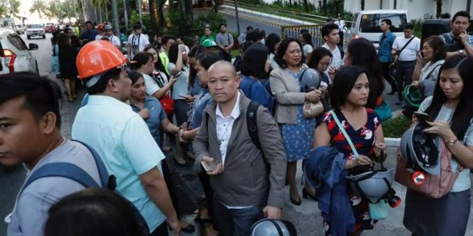 Das Beben war Berichten zufolge in der gesamten Grossregion Metro Manila um die philippinische Hauptstadt herum zu spüren, wo Menschen aus Büros und Geschäftsgebäuden flohen. Foto: Aaron Favila/AP Das Beben war Berichten zufolge in der gesamten Grossregion Metro Manila um die philippinische Hauptstadt herum zu spüren, wo Menschen aus Büros und Geschäftsgebäuden flohen. Foto: Aaron Favila/AP