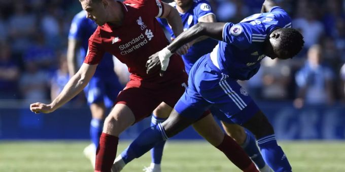 Liverpools Jordan Henderson (links) im Zweikampf mit Oumar Niasse von Cardiff City Liverpool