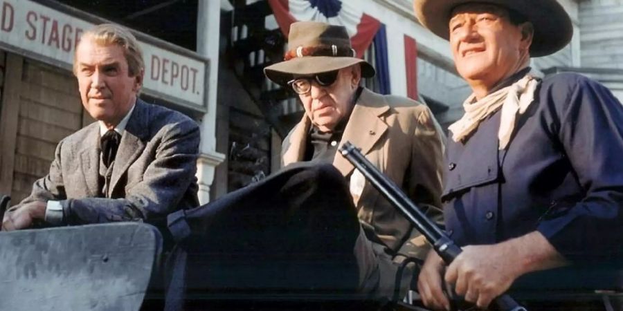 James Stewart, John Ford und John Wayne beim Dreh von »Der Mann, der Liberty Valance erschoss» im Jahr 1962 Bild: Alamy Stock Photo Foto: Alamy Stock Photo