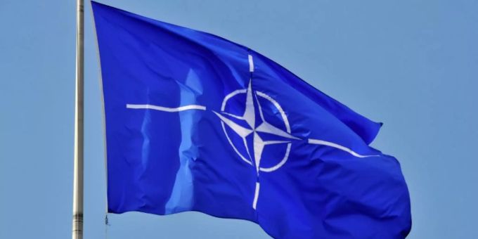 Bündnisflagge vor dem Nato-Hauptquartier in Brüssel Bündnisflagge vor dem Nato-Hauptquartier in Brüssel