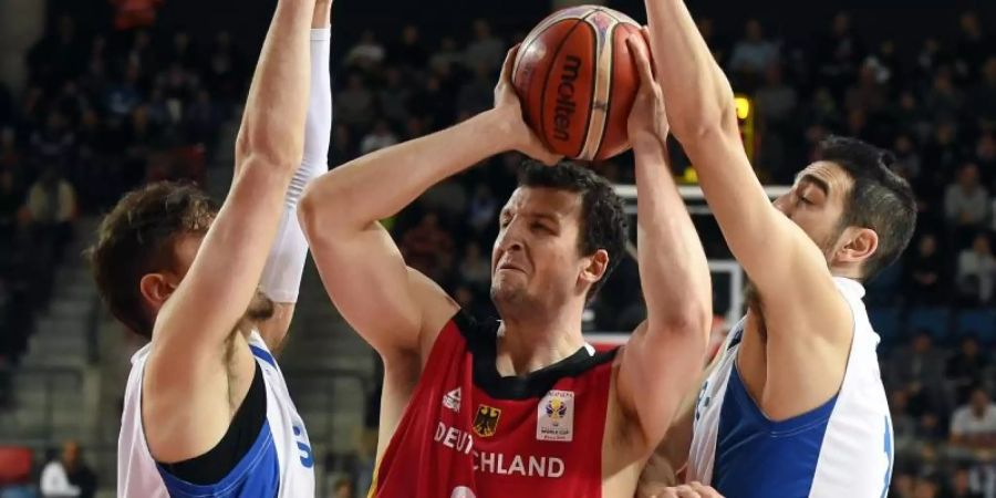 Verletzte sich in Israel: Paul Zipser (M.). Foto: Berney Ardov