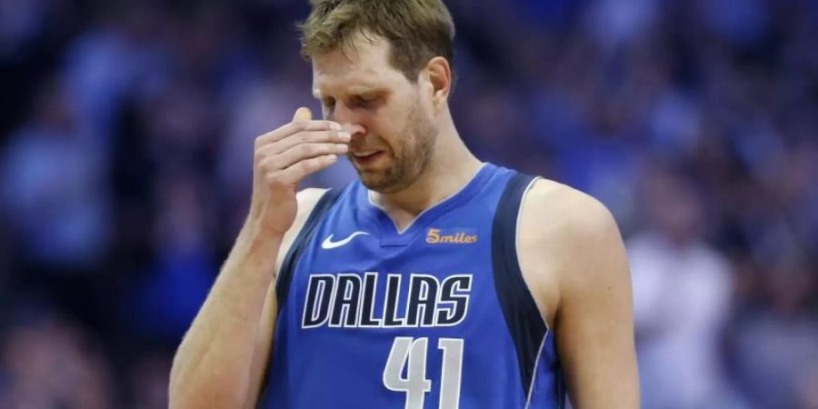 Dirk Nowitzki zeigt sich bei seiner Rücktrittsankündigung sichtlich gerührt. Foto: Vernon Bryant/The Dallas Morning News/AP/dpa