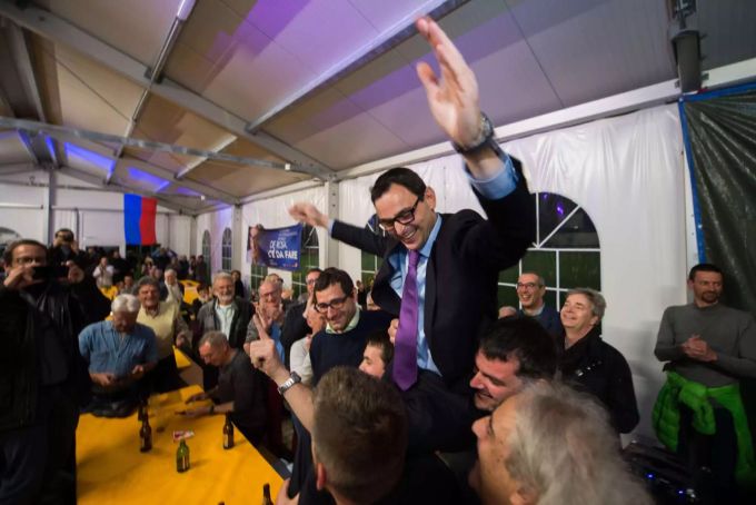 Der neu gewählte CVP-Staatsrat Raffaele De Rosa, feiert am Sonntag mit seinen Wählern in Lodrino. tessin