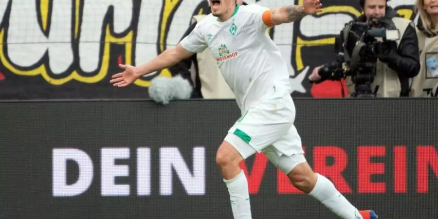 Der Bremer Torjäger Max Kruse feiert sein Auftakttor gegen Leverkusen. Foto: Federico Gambarini