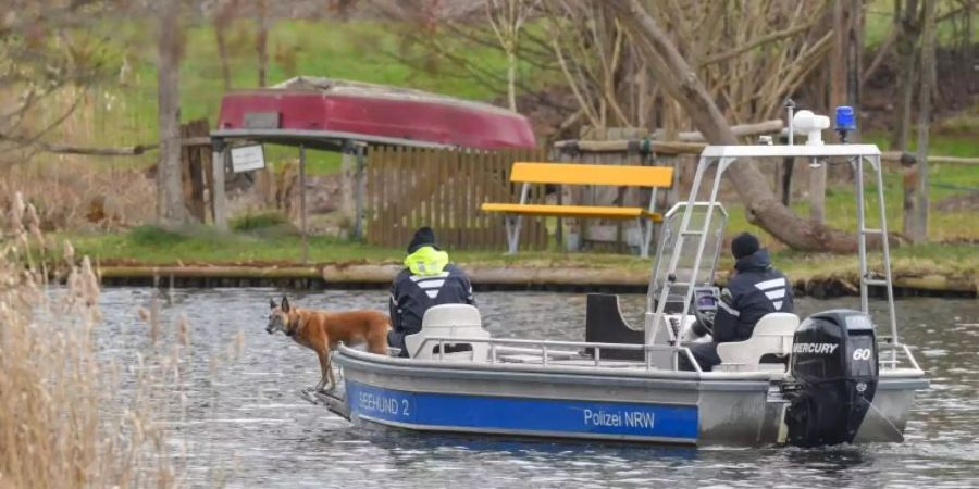 Auf einem Boot suchen Polizeibeamte mit einem Spürhund auf dem Storkower Kanal nahe dem Wolziger See im Landkreis Dahme-Spreewald nach der vermissten Rebecca. Foto: Patrick Pleul