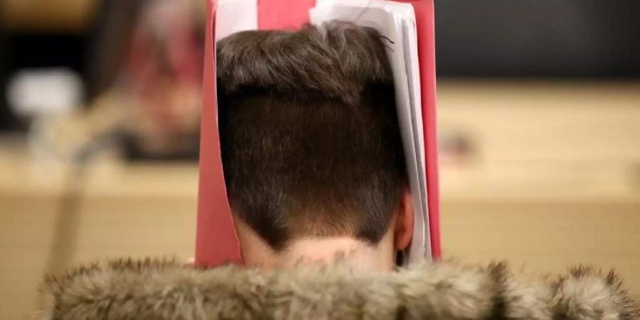 Einer der wegen versuchten Mordes angeklagten Jugendlichen im Landgericht Nürnberg-Fürth. Foto: Daniel Karmann
