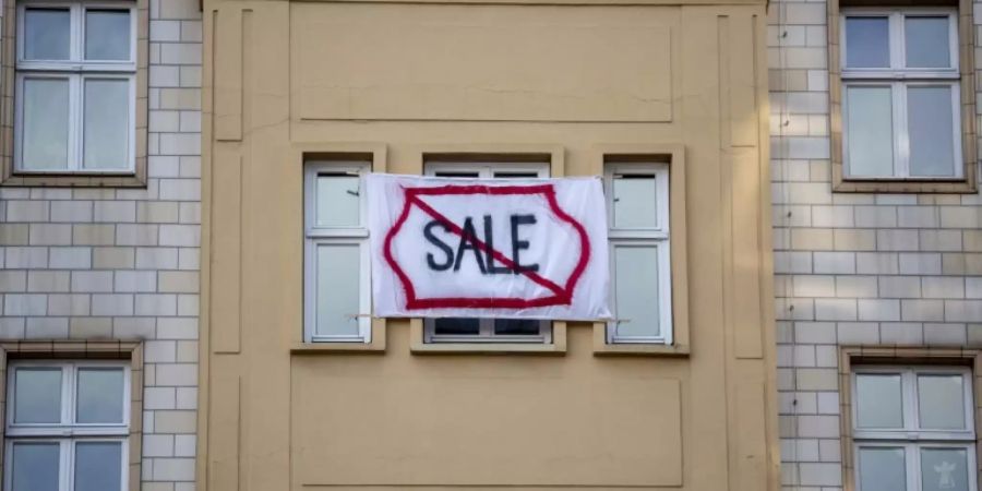 Plakat gegen den Verkauf von Mietwohnungen in Berlin