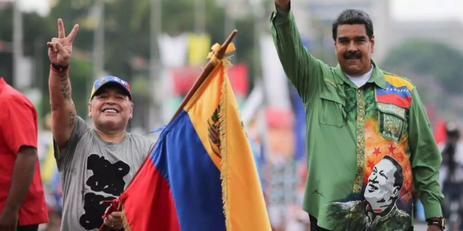 Pflegt eine enge Beziehung zu Venezuela und seinem Präsidenten: Diego Maradona (l) unterstützt 2018 Nicolás Maduro (r) im Wahlkampf. Foto: Marcelo Garcia/Prensa Miraflores/dpa