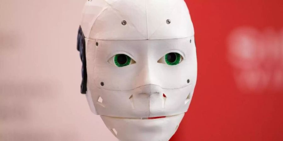 Ein humanoider Roboter aufgenommen auf der IT-Messe CeBIT 2018: Weltweit führend bei der KI sind die USA und China mit Unternehmen wie Google, Amazon, Facebook, Apple, Alibaba oder Huawei. Foto: Friso Gentsch