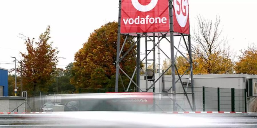 Testgelände mit 5G-Antenne in Neuss. Sollten sich Vodafone und die anderen Kläger vor Gericht durchsetzen, würden die Vergaberegeln unwirksam und die Bundesnetzagentur müsste das für den 5G-Ausbau zentrale Regelwerk neu erarbeiten. Foto: Oliver Berg