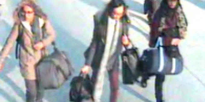 Shamima Begum (rechts) zusammen mit zwei Freundinnen am Flughafen Gatwick auf dem Weg in die Türkei. Vor sechs Jahren machten sich die Schülerinnen auf den Weg um sich der Terrormiliz IS anz Shamima Begum