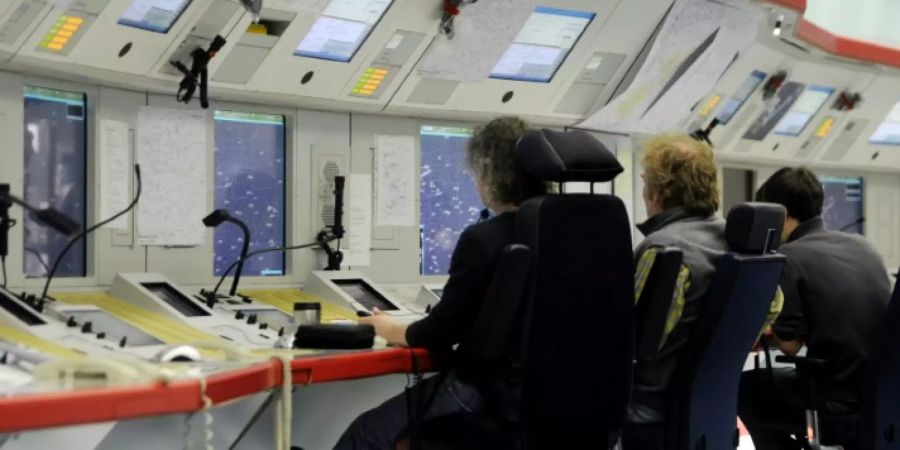 Fluglotsen im Kontrollzentrum in Langen