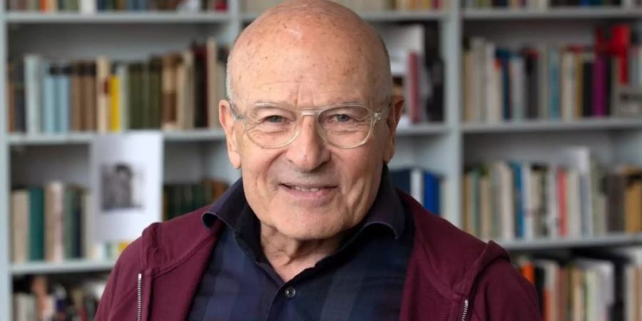 Volker Schlöndorff hofft, dass sich die Kanzlerin nicht in den Ruhestand verabschiedet. Foto: Ralf Hirschberger