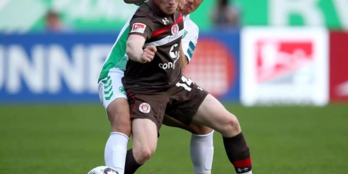 Der Fürther Yosuke Ideguchi (r) nimmt Mats Möller Daehli vom FC St. Pauli den Ball ab. Foto: Daniel Karmann Der Fürther Yosuke Ideguchi (r) nimmt Mats Möller Daehli vom FC St. Pauli den Ball ab. Foto: Daniel Karmann