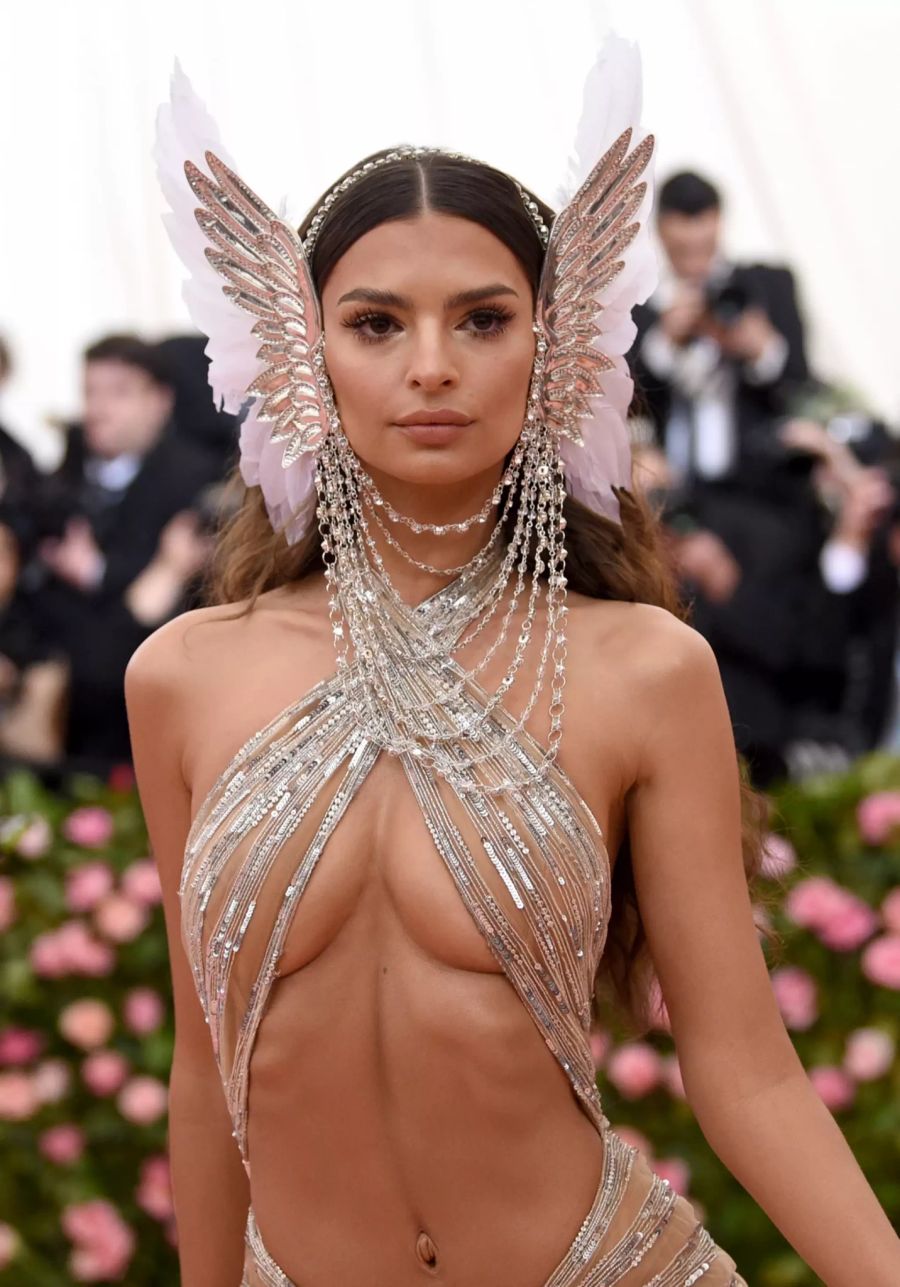 Emily Ratajkowski in einem Hauch von nichts.