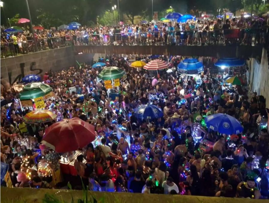 Eine Party am Strand. Die Sonnenschirme schützen auch vor Regen.