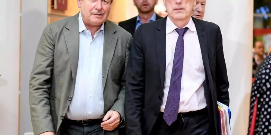 Einigung erzielt: Verdi-Chef Frank Bsirske (l) und der Verhandlungsführer der Länder, der Berliner Finanzsenator Matthias Kollatz, in Potsdam. Foto: Britta Pedersen