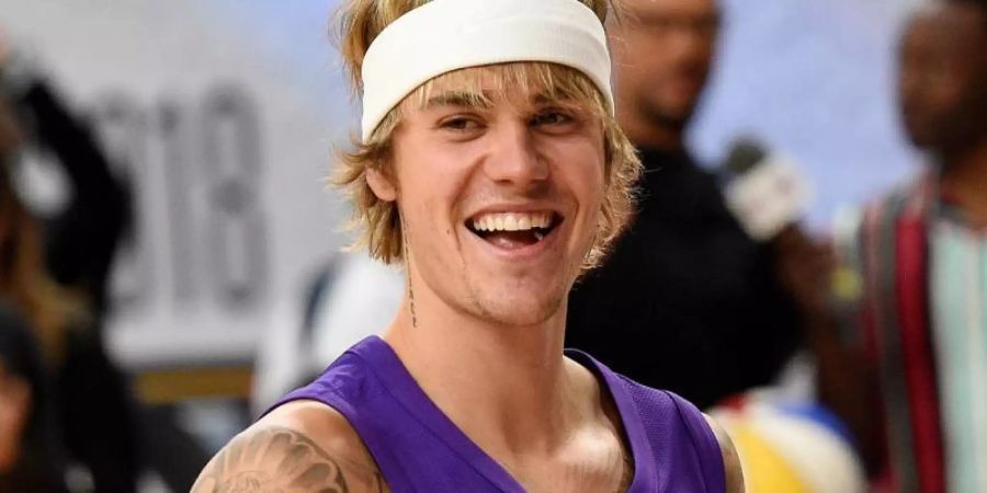 Justin Bieber vor einem NBA All-Star Prominenten-Basketballspiel. Foto: Chris Pizzello