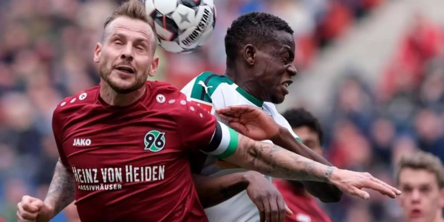 Marvin Bakalorz (l) ist der Kapitän von Hannover 96. Foto: Peter Steffen