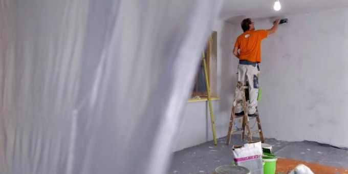 Ein Maler spachtelt die Wände eines Zimmers. Foto: Patrick Pleul/Illustration Ein Maler spachtelt die Wände eines Zimmers. Foto: Patrick Pleul/Illustration