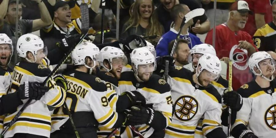 Die Spieler der Boston Bruins feiern den Einzug ins Finale des Stanley Cups. Foto: Gerry Broome/AP