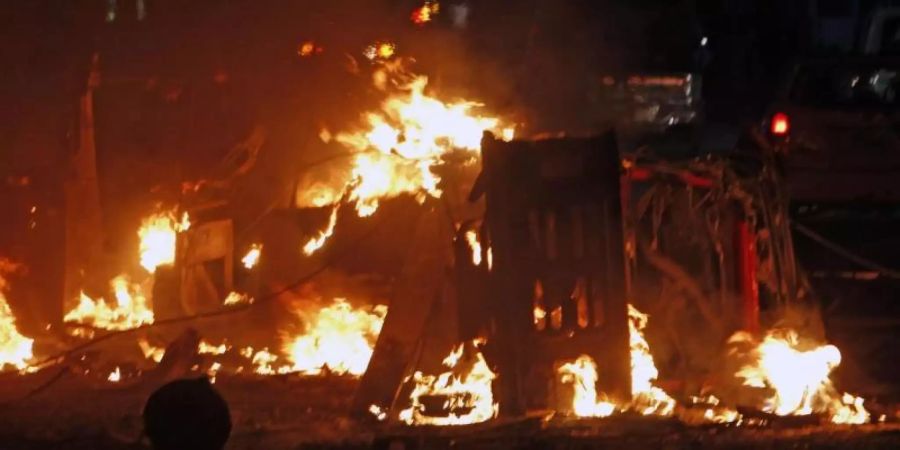 Autos brennen nach einer schweren Explosion in der somalischen Hauptstadt. Foto: Farah Abdi Warsameh