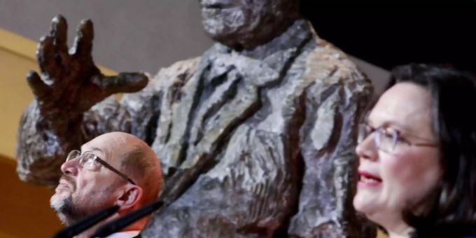 Das Nachrichtenmagazin «Der Spiegel» hatte berichtet, Martin Schulz habe seine Chancen für den Fall sondiert, dass Andrea Nahles das Amt der SPD-Fraktionsvorsitzenden abgibt. Foto: Kay Nietfeld Das Nachrichtenmagazin «Der Spiegel» hatte berichtet, Martin Schulz habe seine Chancen für den Fall sondiert, dass Andrea Nahles das Amt der SPD-Fraktionsvorsitzenden abgibt. Foto: Kay Nietfeld