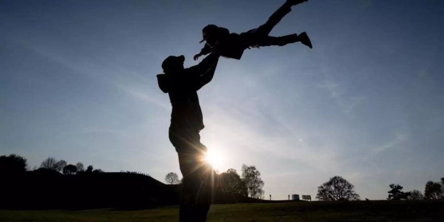 Noch sind es in grosser Überzahl die Frauen, die für die Kinder zuhause bleiben. Doch unter den Elterngeldbeziehern sind immer mehr Väter. Foto: Tobias Hase