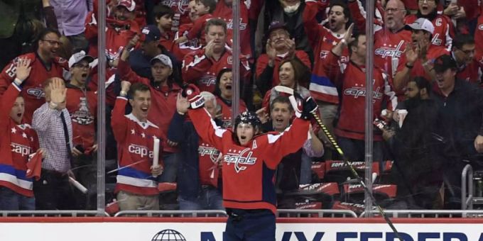 Nino Niederreiter jubelt. NHL Niederreiter