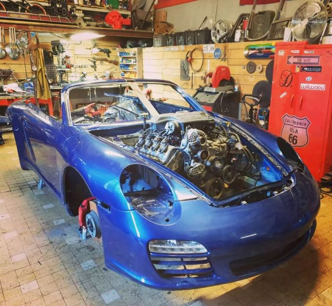 Der V8-Motor ragt deutlich aus der Karosserie raus. Porsche 977 V8