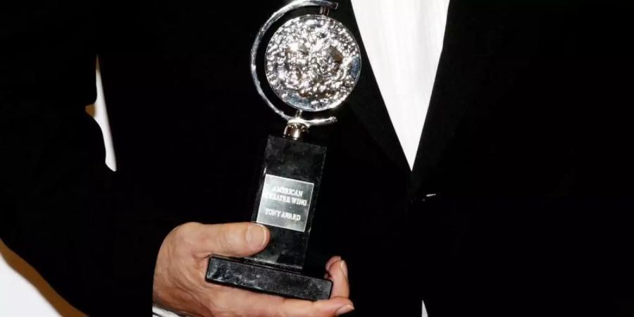 Der US-Schauspieler Langella mit seinem Tony Award (2016). Foto: Jason Szenes