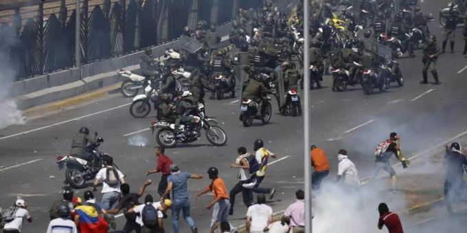 In Caracas liefern sich Demonstranten und regierungstreue Sicherheitskräfte schwere Auseinandersetzungen. Venezuela Molina