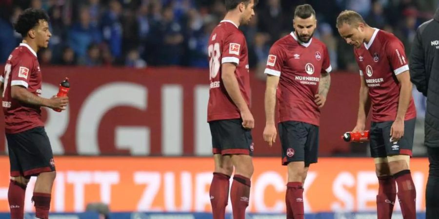 Die Nürnberger Spieler waren nach dem 1:1 gegen den FC Schalke 04 enttäuscht. Foto: Timm Schamberger