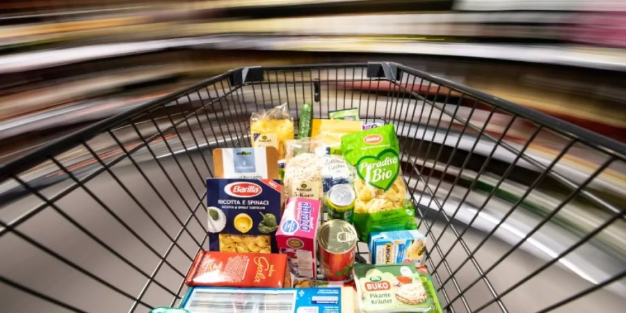 Einkaufswagen im Supermarkt