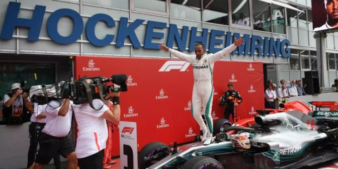 2018 siegte Lewis Hamilton auf der Traditionsstrecke in Baden-Württemberg. Foto: Sebastian Gollnow 2018 siegte Lewis Hamilton auf der Traditionsstrecke in Baden-Württemberg. Foto: Sebastian Gollnow