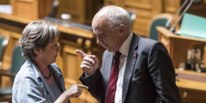 SP-Nationalrätin Margret Kiener Nellen, hier im Gespräch mit Bundesrat Ueli Maurer, kämpft auch wegen ihrer persönlichen Geschichte für ein Ja zum Waffenrecht. Waffenrecht Margret Kiener Nellen