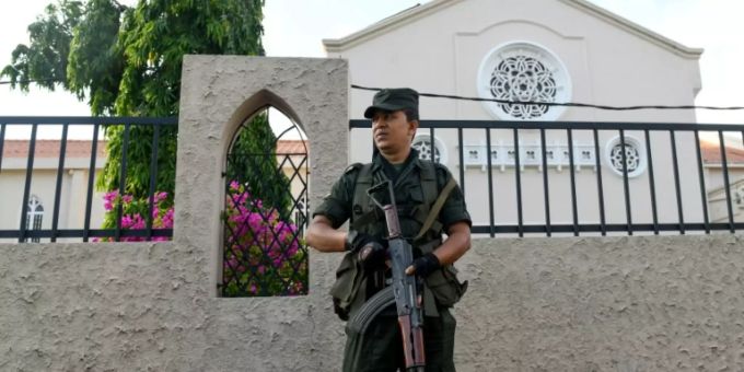 Soldat bewacht während Sontagsmesse Kirche in Colobmo Soldat bewacht während Sontagsmesse Kirche in Colobmo