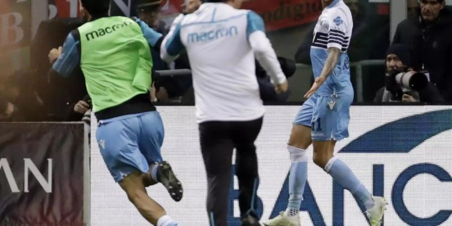 Joaquin Correa (r) von Lazio Rom jubelt nach seinem Tor zum 1:0 gegen den AC Mailand. Foto: Luca Bruno/AP/dpa