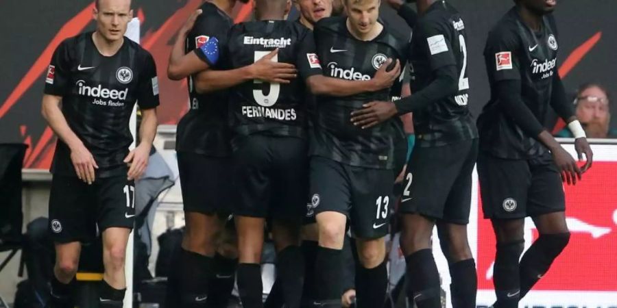 Die Spieler der Eintracht bejubeln das Führungstor gegen Stuttgart. Foto: Thomas Frey
