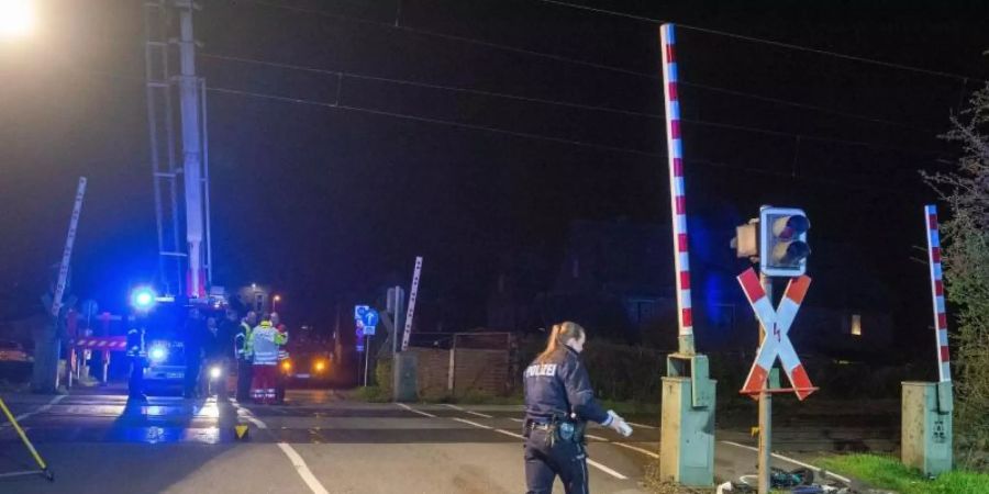 Polizei, Notarzt und Feuerwehr sind an der Unfallstelle an einem Bahnübergang in Wesel im Einsatz. Ein junger Mann war an dem Bahnübergang von einem ICE erfasst und tödlich verletzt worden. Foto: Arnulf Stoffel