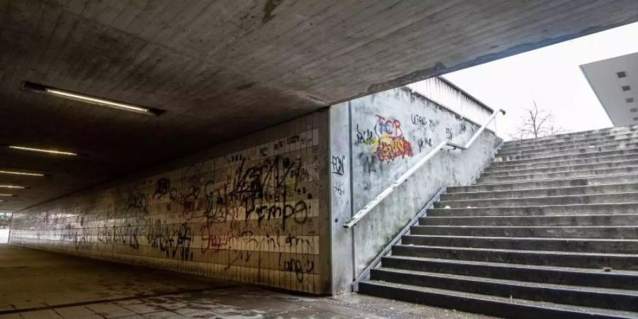 Strassenunterführung nahe dem Amberger Bahnhof: Vier junge Asylbewerber haben in der oberpfälzischen Stadt wahllos Passanten geschlagen und damit eine Debatte über straffällige Flüchtlinge ausgelöst. Foto: Armin Weigel