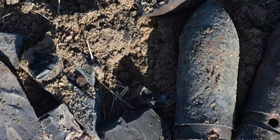 Granatsplitter und der ausgebrannte Granaten liegen auf einem Feld in Schönhausen, Sachsen-Anhalt. Foto: