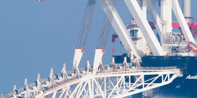 Das Spezialschiff «Audacia» verlegt vor Rügen Rohre für die Ostsee-Erdgaspipeline Nord Stream 2. Foto: Stefan Sauer Das Spezialschiff «Audacia» verlegt vor Rügen Rohre für die Ostsee-Erdgaspipeline Nord Stream 2. Foto: Stefan Sauer