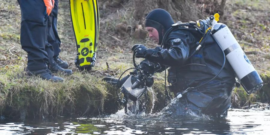 Ein Polizeitaucher kommt aus dem Wasser des Storkower Sees nahe der Mündung in den Wolziger See im Landkreis Dahme-Spreewald.