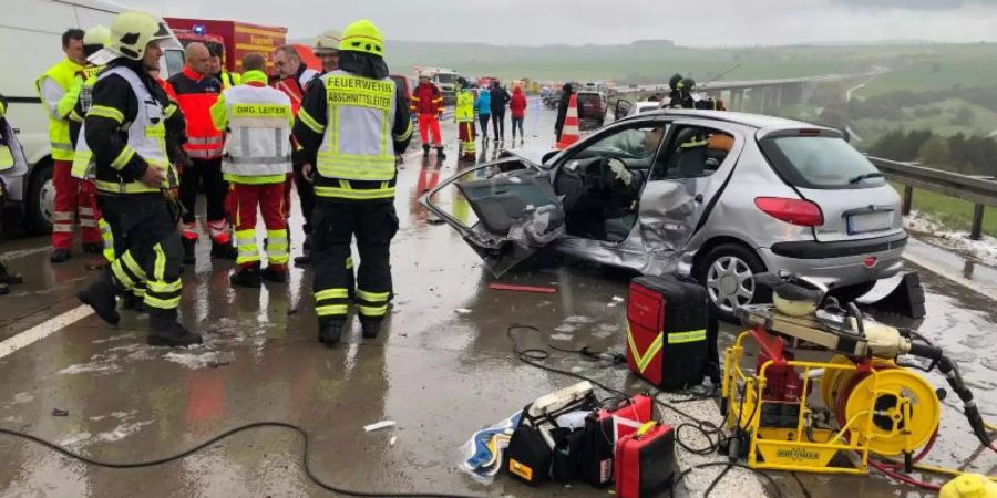 Demolierte Fahrzeuge stehen nach einer Massenkarambolage zwischen Suhl und Meiningen auf der Autobahn 71. Foto: Ittig/NEWS5