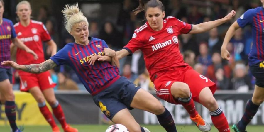 Jovana Damnjanovic (r) vom FC Bayern im Zweikampf mit Sandra Panos vom FC Barcelona. Foto: Irina R.H./AFP7/dpa