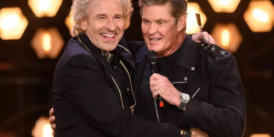 Thomas Gottschalk (l) und David Hasselhoff in «50 Jahre ZDF-Hitparade». Foto: Silas Stein