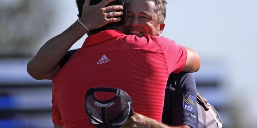 Sieger im Teamwettbewerb der PGA-Tour: Ryan Palmer (r) und Jon Rahm. Foto: Gerald Herbert/AP/dpa